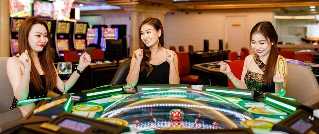 Các dealer xinh đẹp của Holiday Palace Resort & Casino