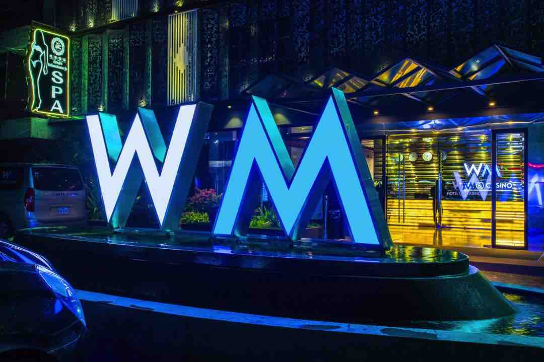 Logo của WM Hotel & Casino được đặt trước sảnh vô cùng ấn tượng